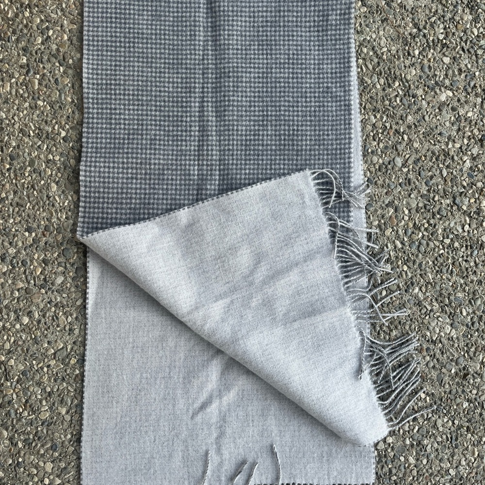 Club Monaco Gray Houndstooth Scarf